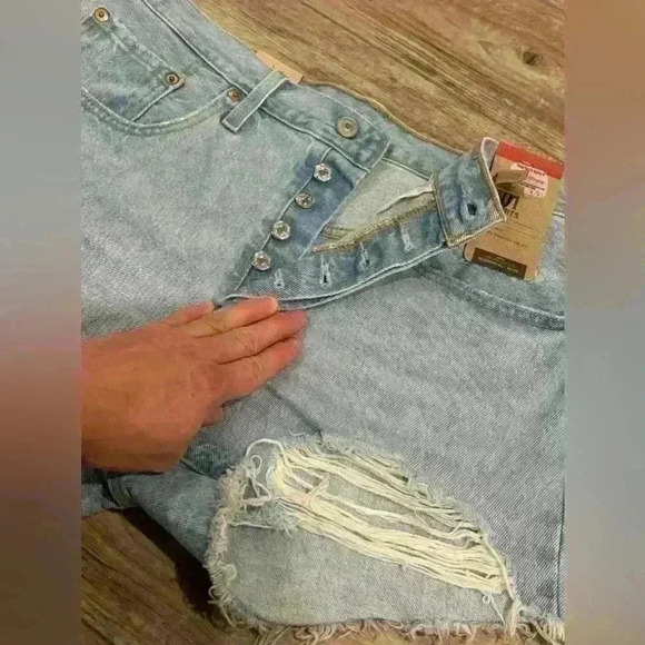 NEW Levi’s 501 Original Fit High-Rise Women’s Jean Shorts - Picture 2 of 11